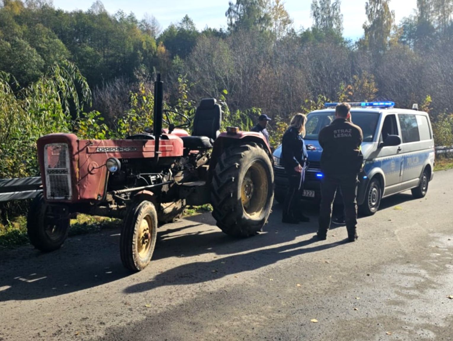Traktorzysta bez prawa jazdy i OC, ale za to z promilami. Gospodarz z nielegalną wycinką