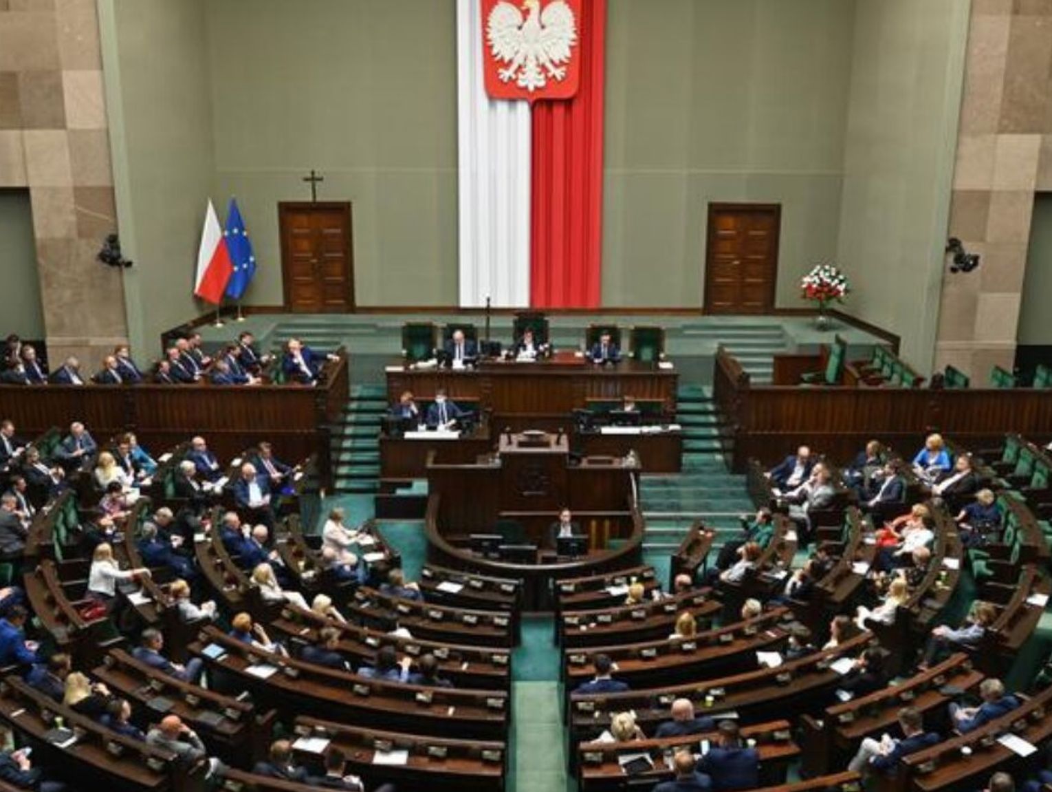 Tusk wygrywa, ale władzę może przejąć prawica. Podział mandatów