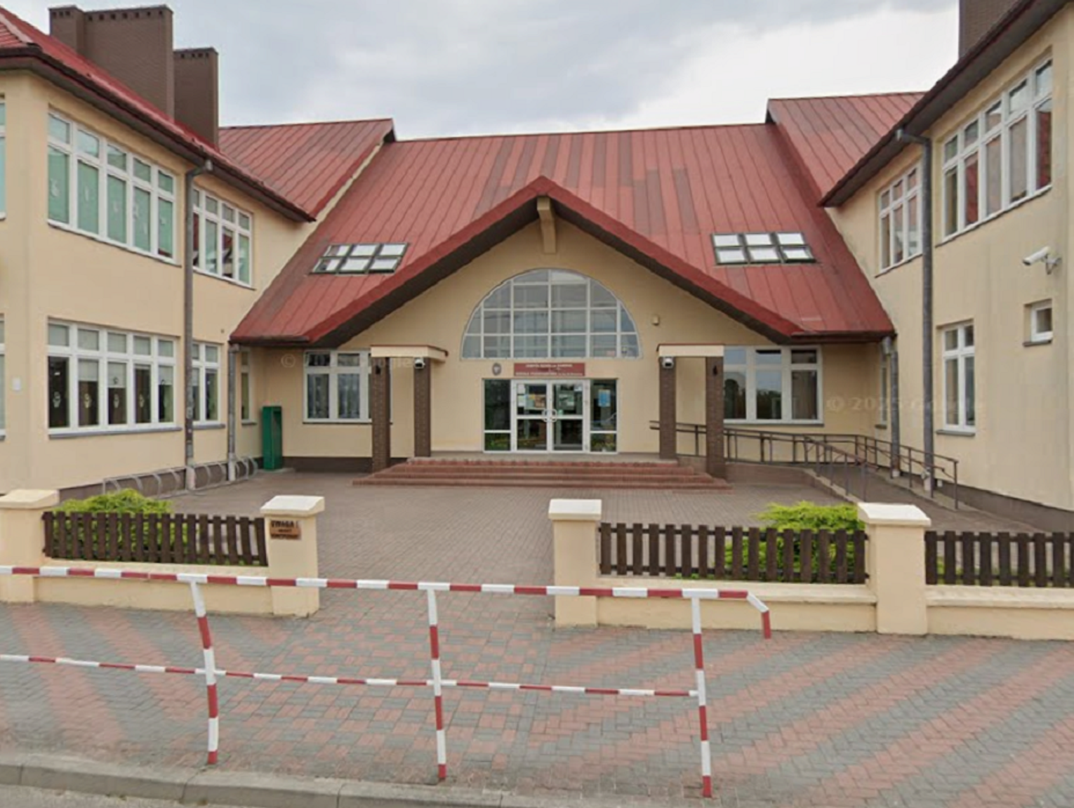 Uczniowie od lat korzystają z nieformalnego przejścia na boisko. Gmina Sawin chce uregulować jego stan