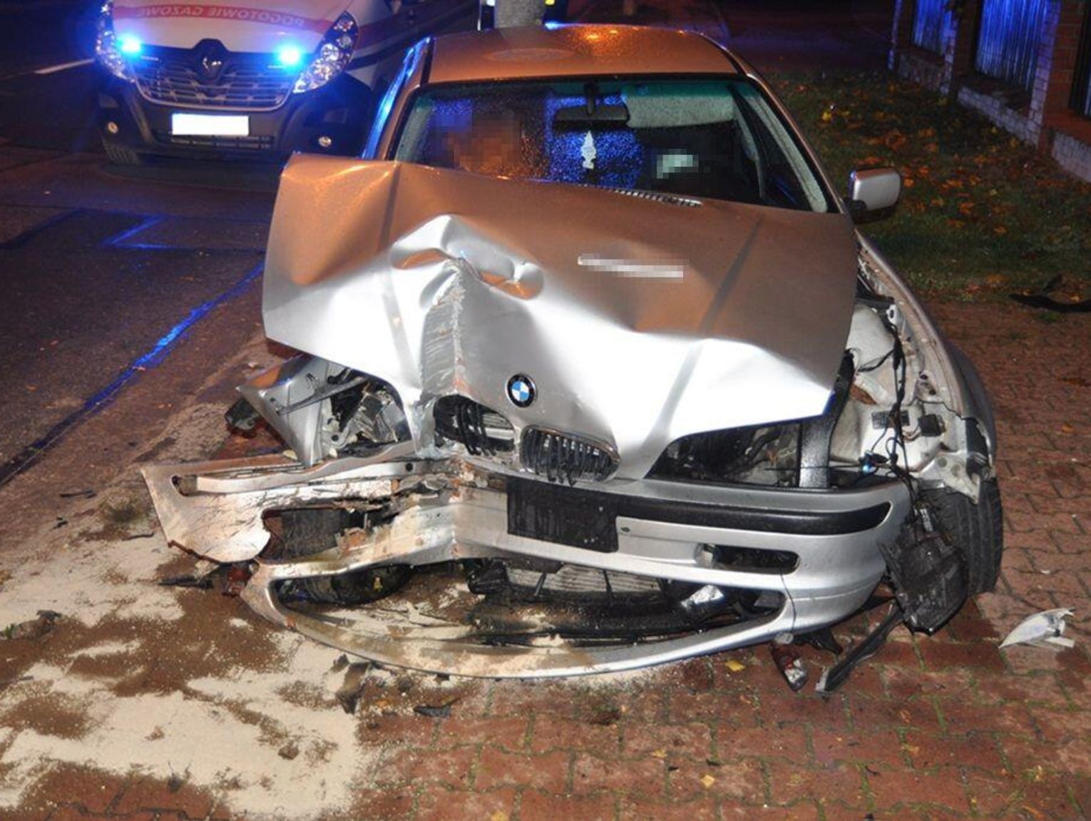 Uderzył w ogrodzenie i skrzynkę gazową. Policja sprawdza, czy gdy jechał, był pijany