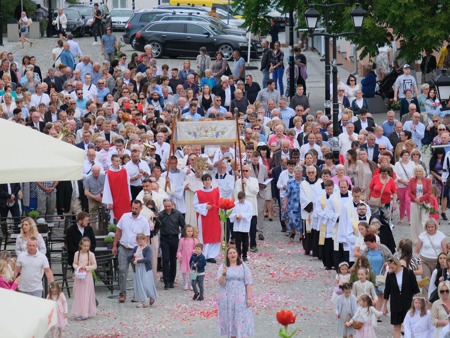 Uroczystość Bożego Ciała w Chełmie. Tłum wiernych na procesji [ZDJĘCIA + FILMY]