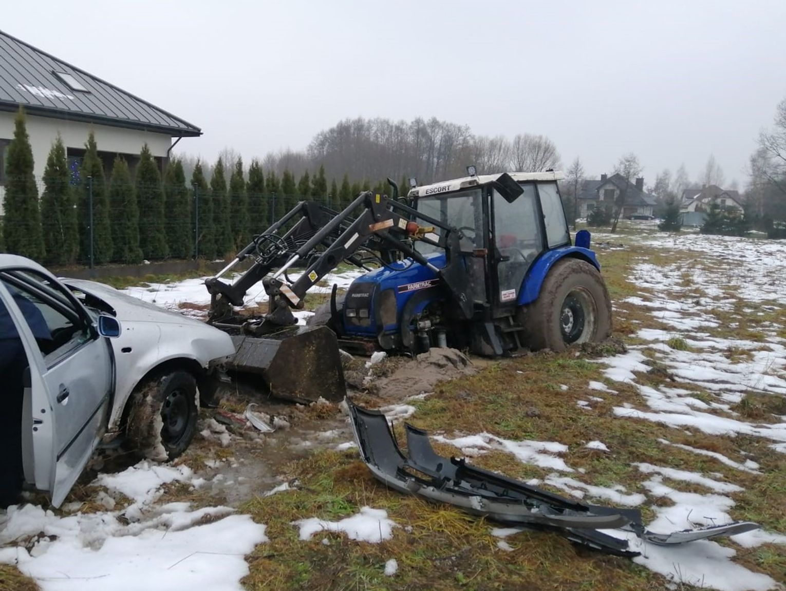 Urszulin. Wjechał w płot i zakopał się na polu. Nawet ciągnik nie dał rady…