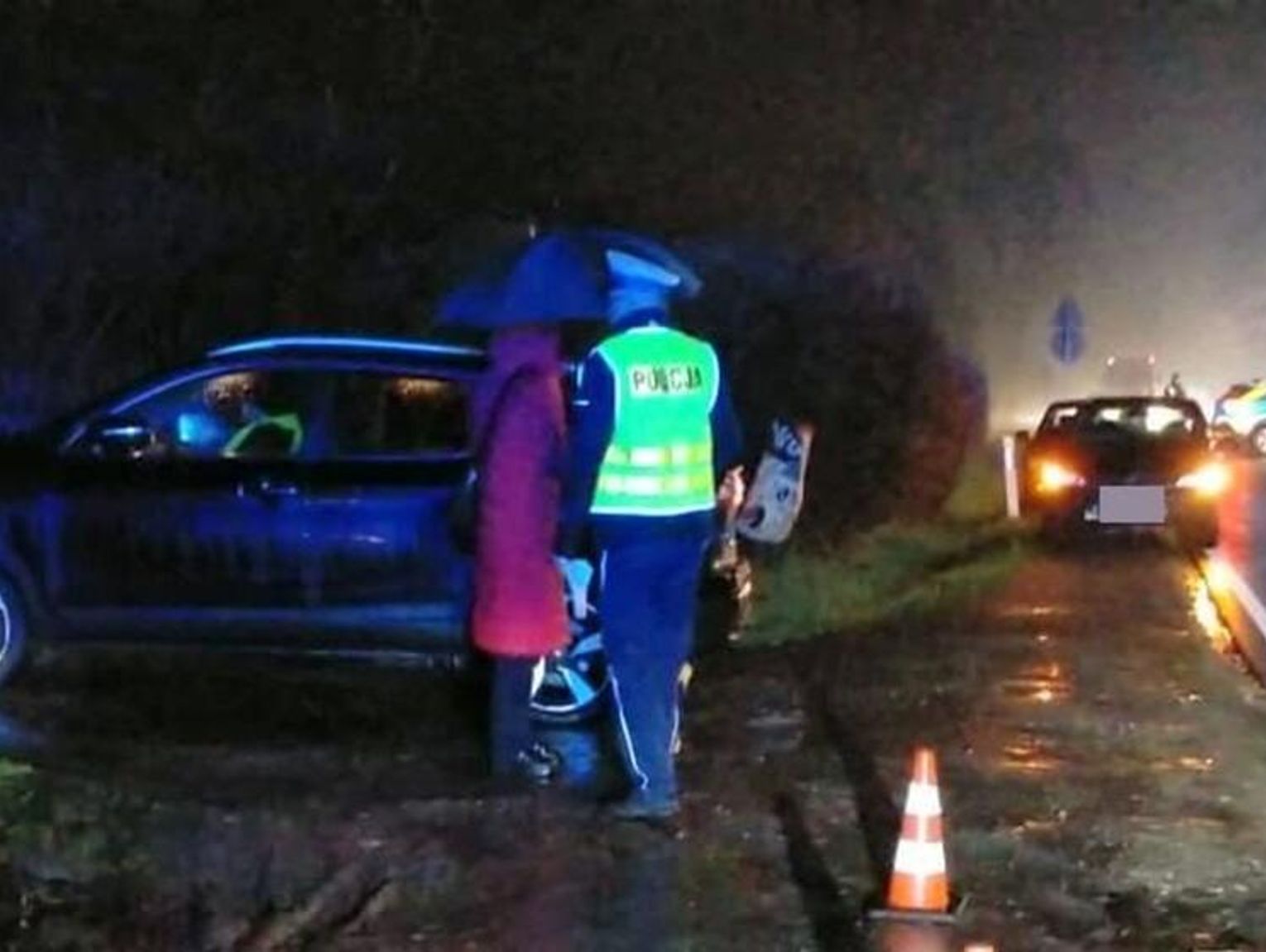Śmierć na drodze. Volkswagen przejechał po mężczyźnie. Kierowca odjechał