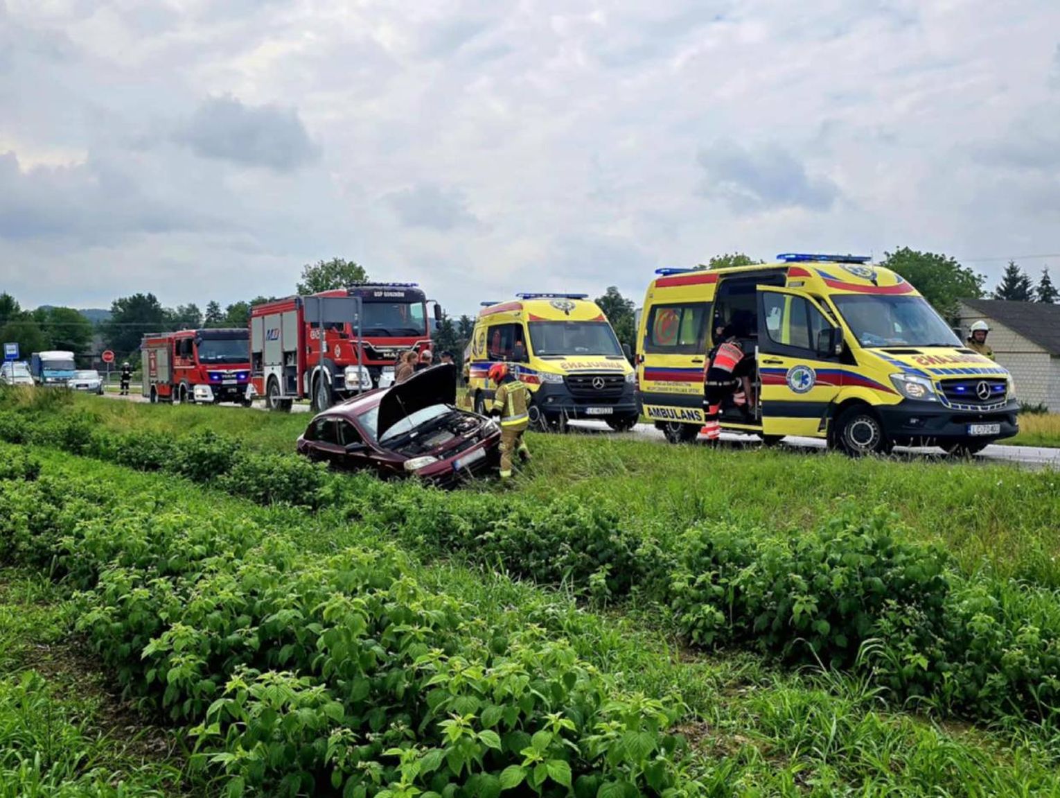 W Gorzkowie Wsi opel wpadł do rowu. Utrudnienia w ruchu