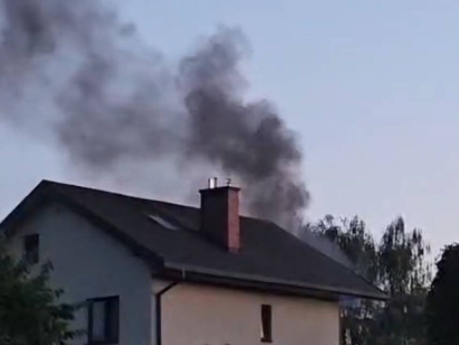Wieczorna interwencja strażaków przy ulicy Ceramicznej. Zapaliła się skrzynka elektryczna