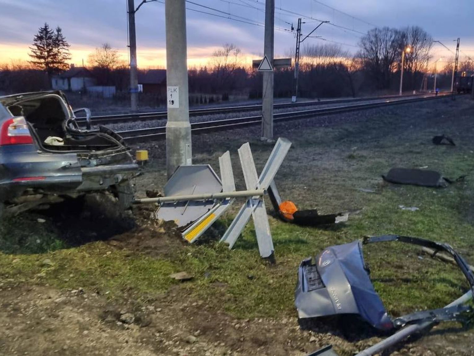 Wjechał Wprost Pod Towarowy Pociąg To Cud że Nie Zginął