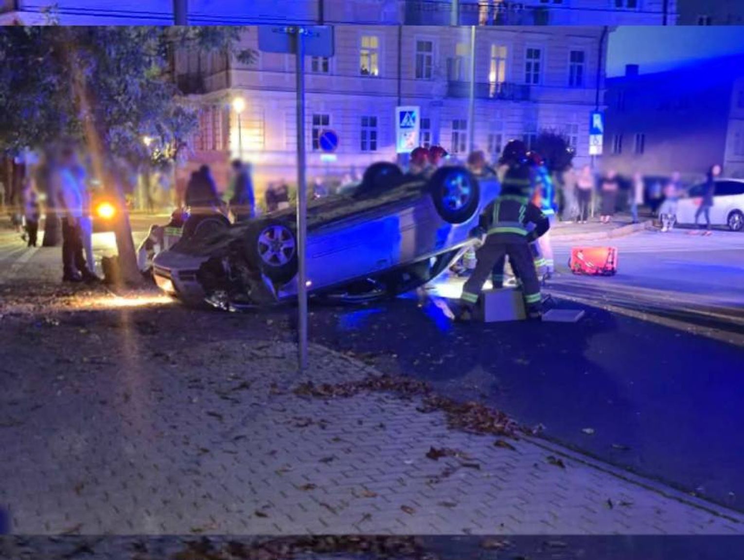 Wypadek na Reformackiej w Chełmie. Audi uderzyło w drzewo i dachowało [ZDJĘCIA]