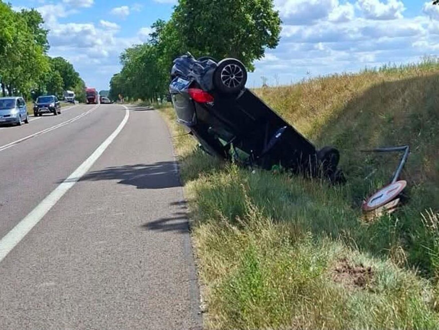 Wypadek podczas policyjnej kontroli. Zderzenie samochodów w Dziecininie. Auto dachowało w rowie