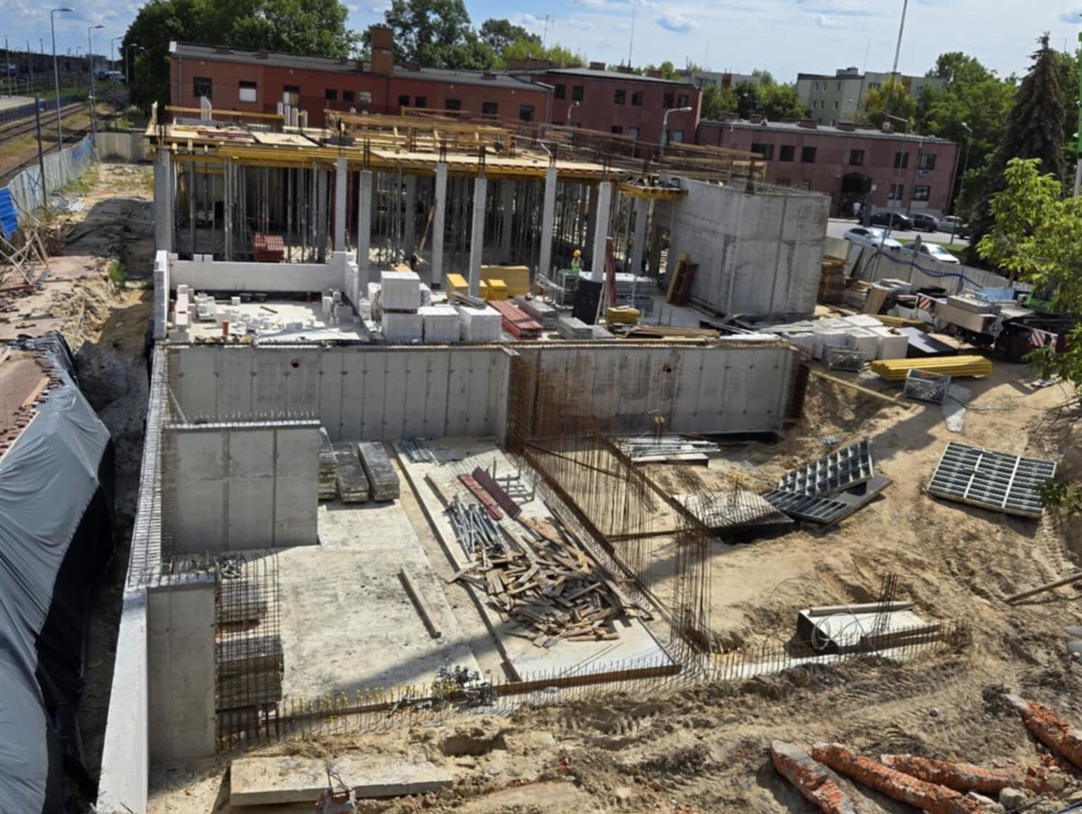 Wypadek przy budowie dworca PKP w Chełmie. Ranny pracownik trafił do szpitala