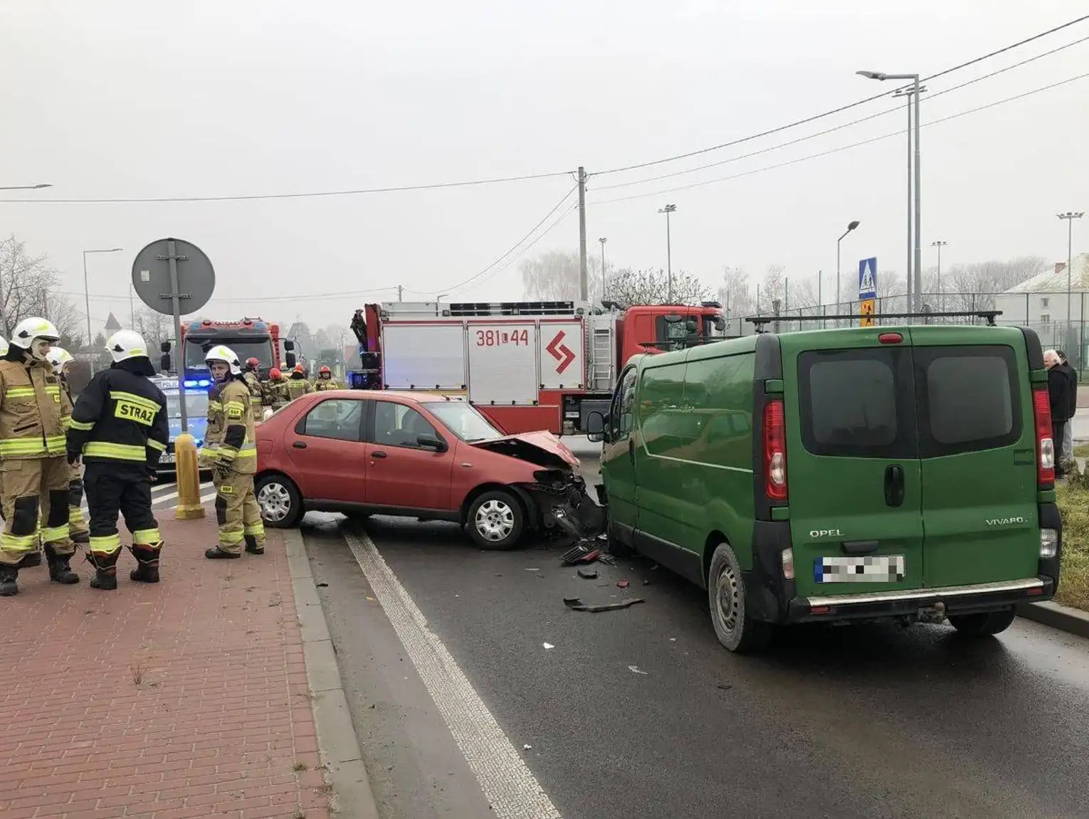 Fiat zderzył się czołowo z oplem, wcześniej uderzył w volkswagena