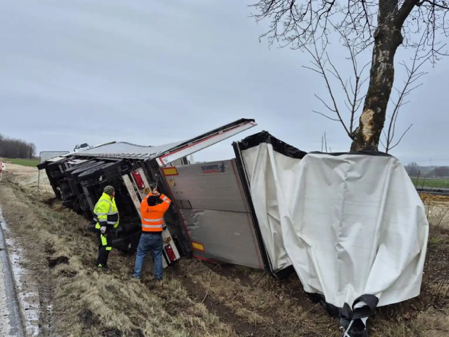 Wywrotka ciężarówki w Stołpiu