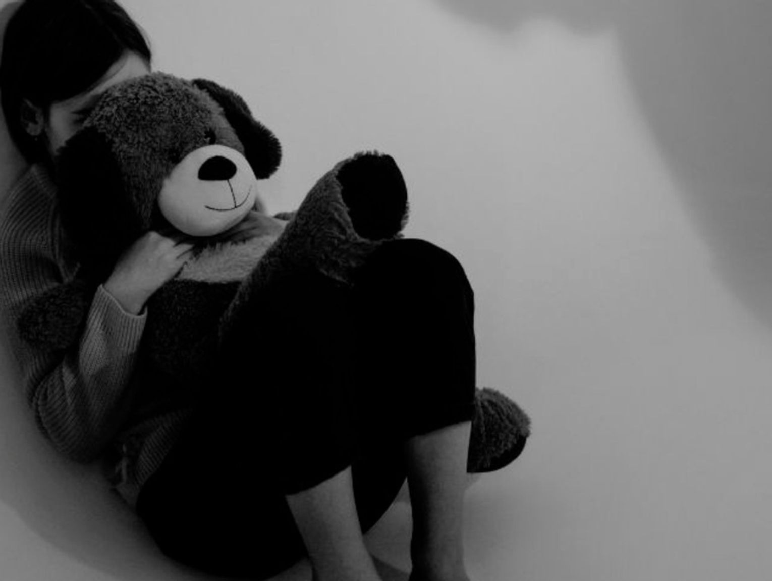 Z KRAJU. Tragedie za zamkniętymi drzwiami mieszkań. Dziecko ranione nożem, niemowlę nie żyje