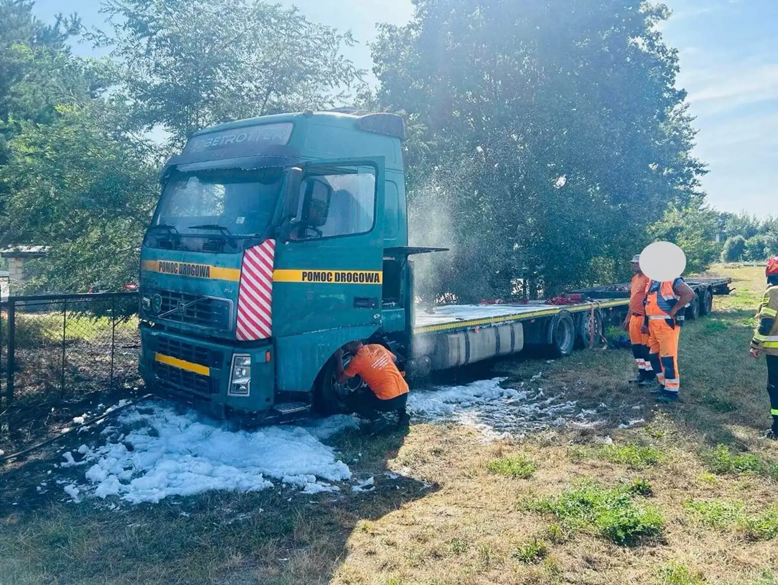 Z OSTATNIEJ CHWILI! Ciągnik siodłowy zapalił się od trawy. Jedna osoba poszkodowana