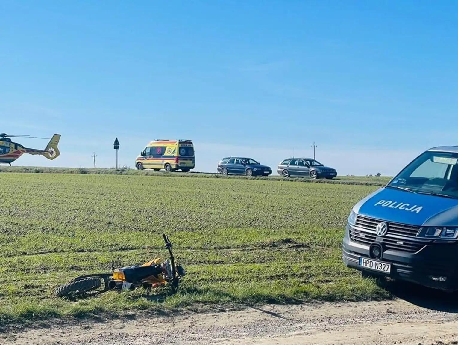 Z OSTATNIEJ CHWILI. Motocyklista najechał na motocyklistę. 16-latka zabrało pogotowie lotnicze [FILM]