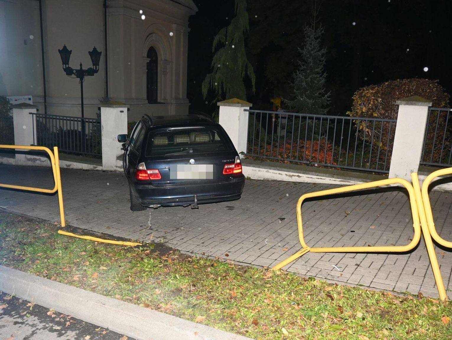 Zakończył jazdę na ogrodzeniu cerkwi. Nietrzeźwy 19-latek rozbił BMW na ulicy Kopernika w Chełmie
