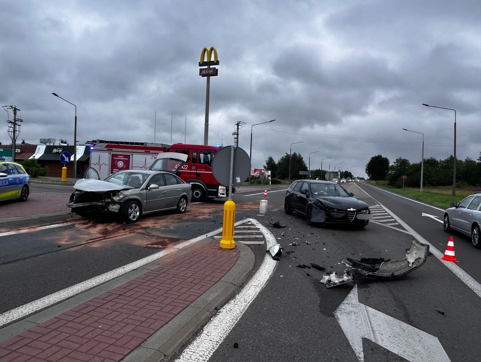 Zderzenie aut w Krasnymstawie. Trzy osoby zabrane do szpitala [ZDJĘCIA + FILM}