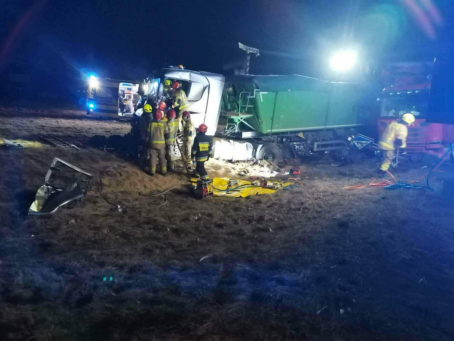 Zderzenie ciężarówek w Łowczy. Po jednego z kierowców przyleciało Lotnicze Pogotowie Ratunkowe