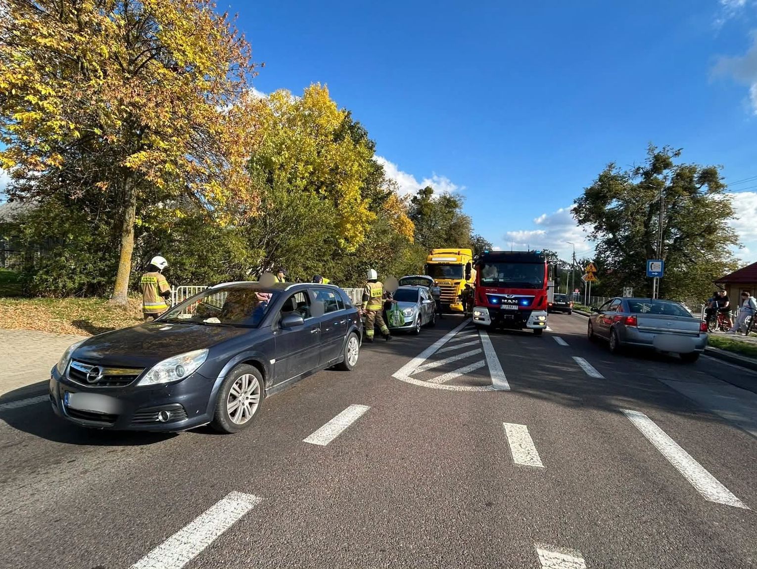 Zderzenie ciężarówki z osobówką w Łopienniku Górnym. Utrudnienia na DK 17
