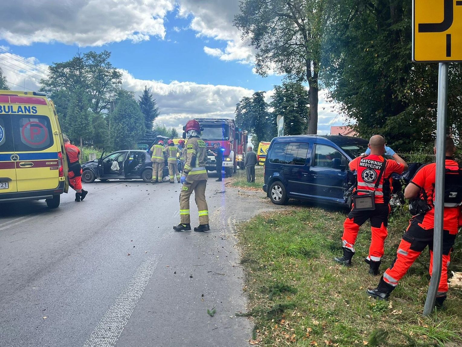Zderzenie dwóch aut w Zatrudni. Jedna osoba trafiła do szpitala