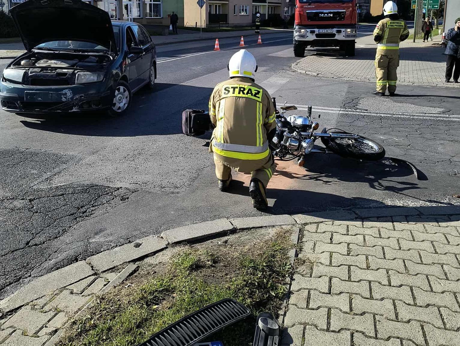 Zderzenie na skrzyżowaniu w Żółkiewce. Motocyklista poszkodowany