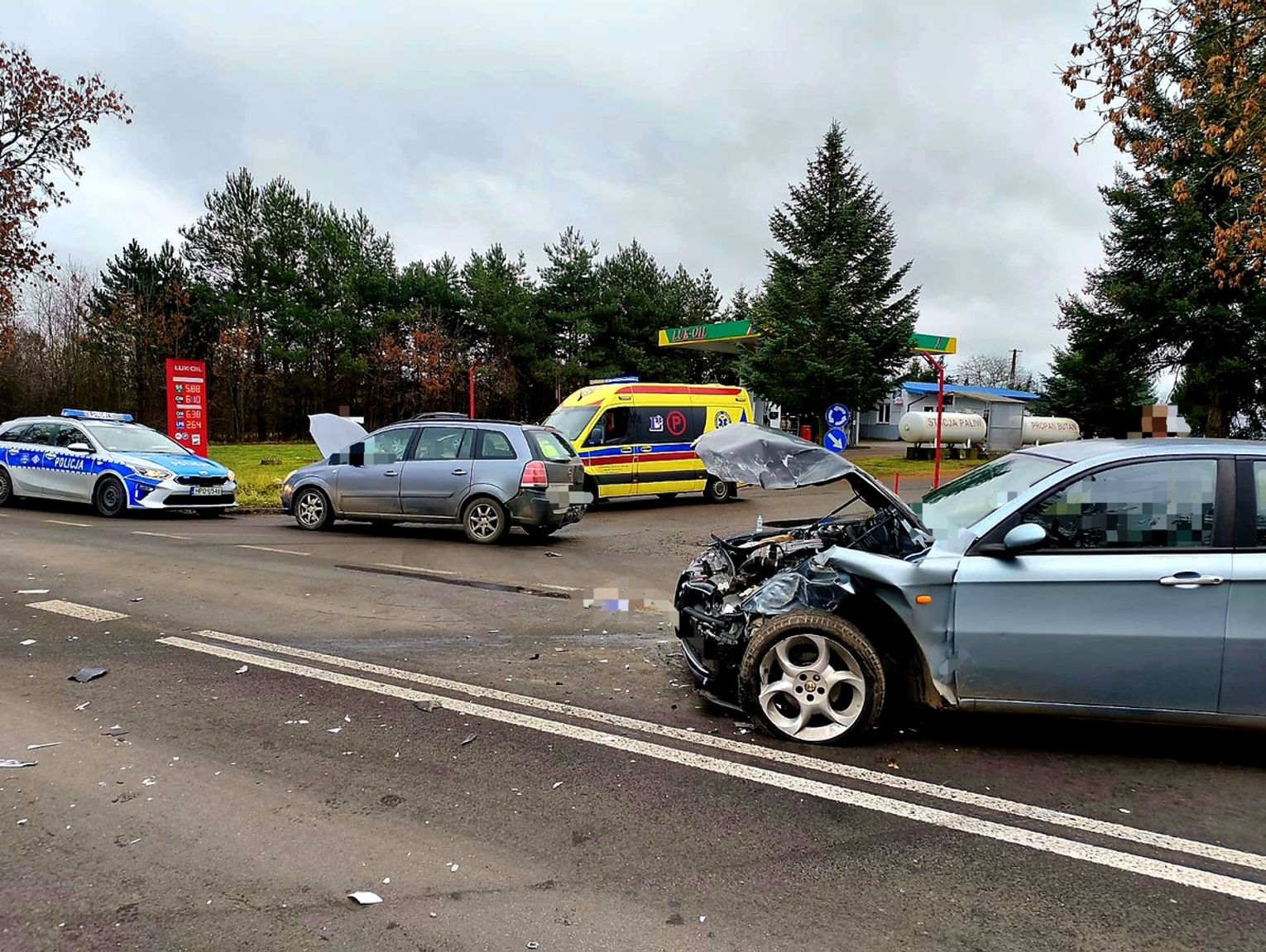 Zderzenie osobówek. Do szpitala trafiła ciężarna kobieta. Oplem jechało roczne dziecko
