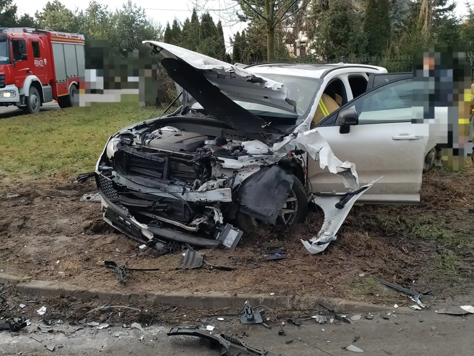 Lubelskie. Zderzenie volvo z ciężarówką. Dwie osoby trafiły do szpitala