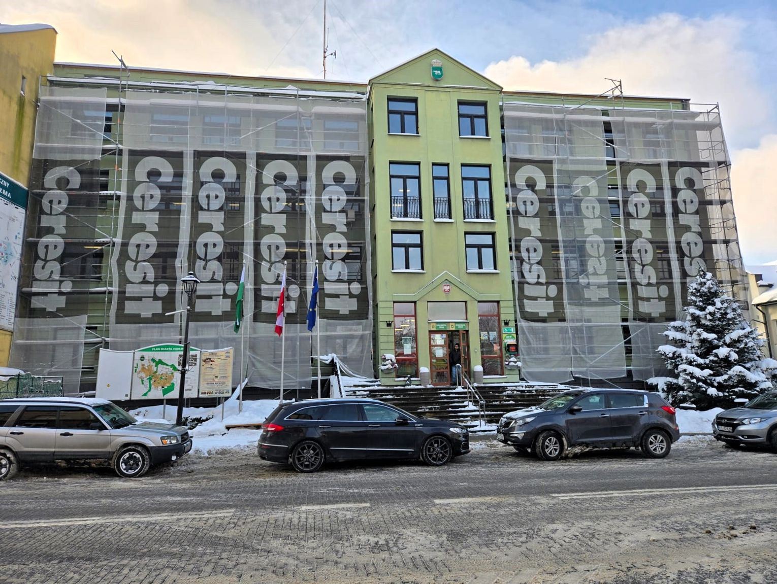 Zima nie zatrzymała modernizacji urzędu. Remont ratusza w Chełmie trwa