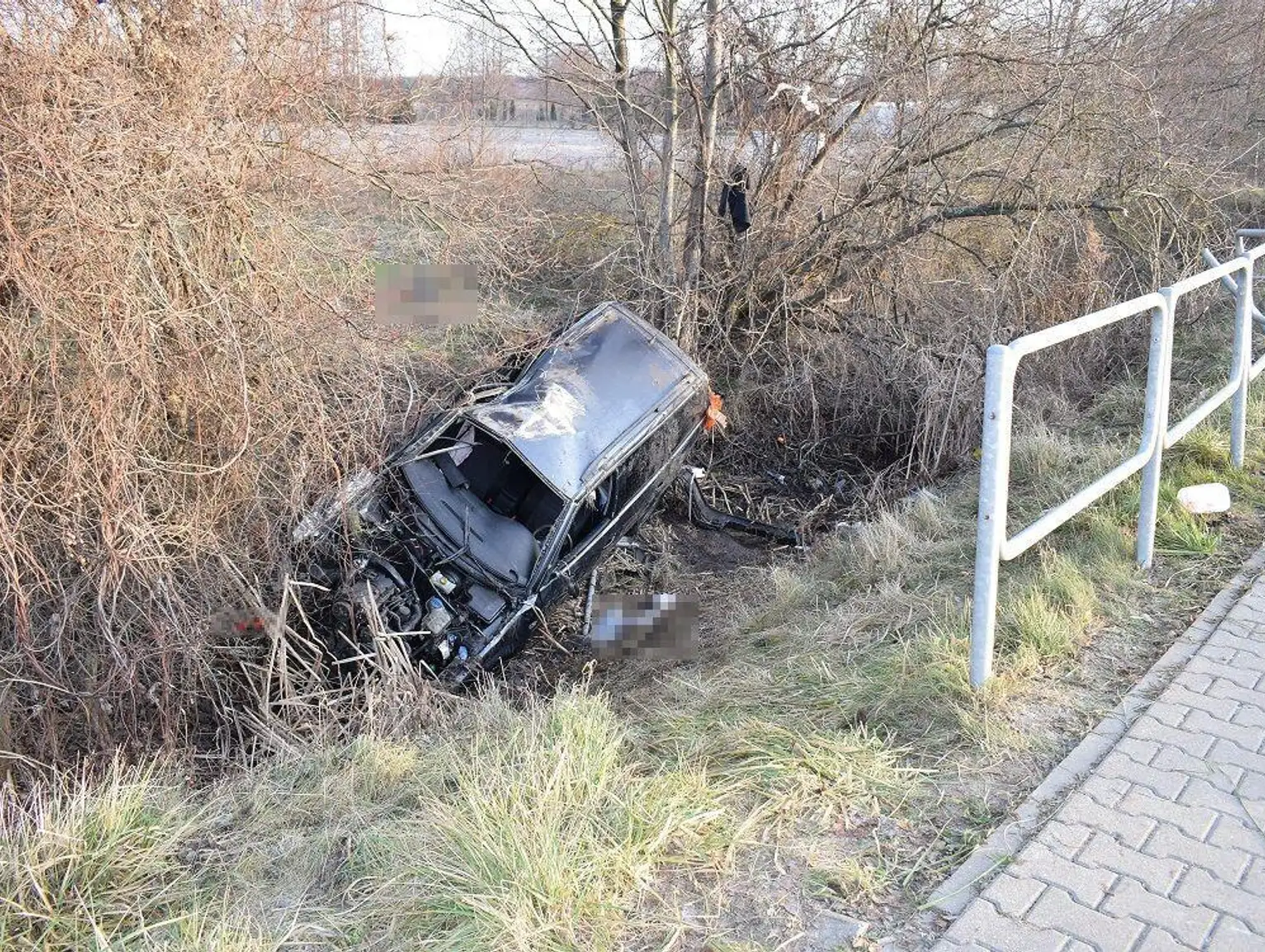 Zjechał do rowu i uderzył w betonowy przepust. Dwie osoby trafiły do szpitala