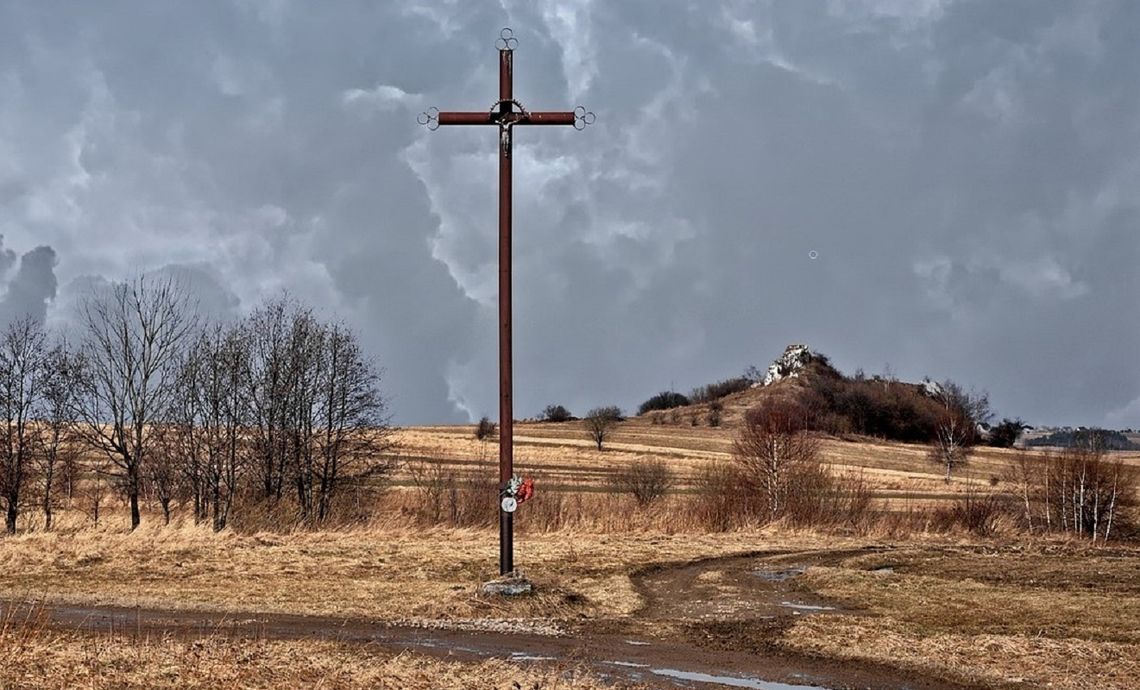 100 000 złotych zostawił na drodze pod krzyżem. Dla kogo i po co?