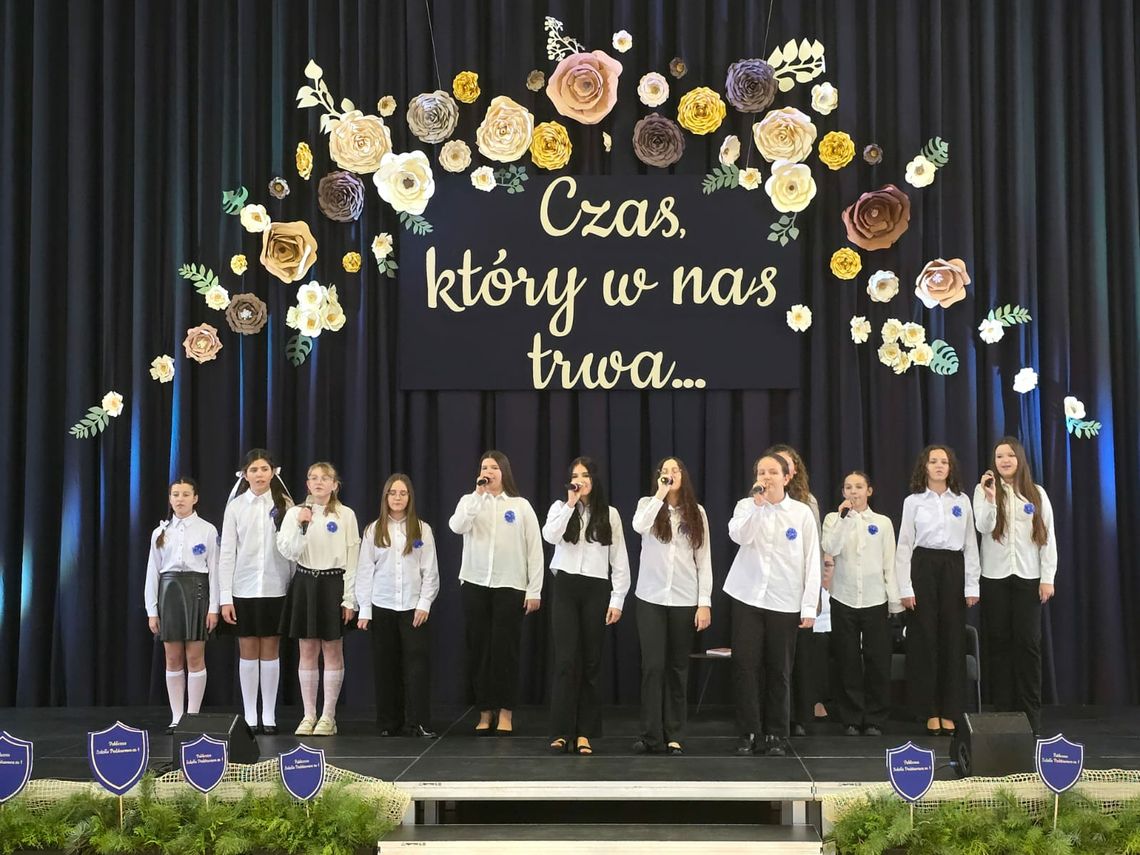 W Publicznej Szkole Podstawowej nr 1 im. Adama Mickiewicza w Krasnymstawie odbył się długo wyczekiwany I Zjazd Absolwentów 2025, który stał się wyjątkową podróżą w czasie i wzruszającym świętem ponad 120-letniej historii „Jedynki”.