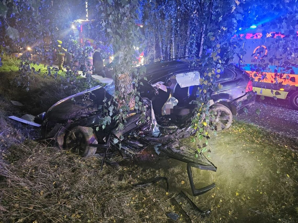 18-letni kierowca zginął po uderzeniu BMW w drzewo 18-letni kierowca zginął po uderzeniu BMW w drzewo