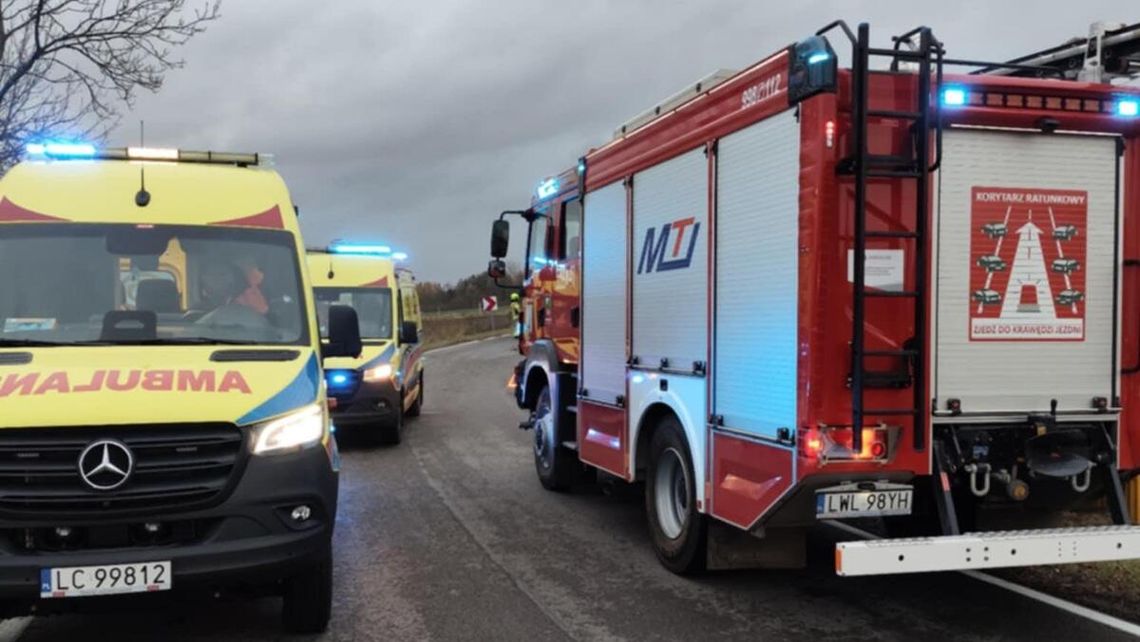19-latek z audi zderzył się z busem przewożącym żołnierzy 28 paździwenika w Stulnie. Dwie osoby trafiły do szpitala
