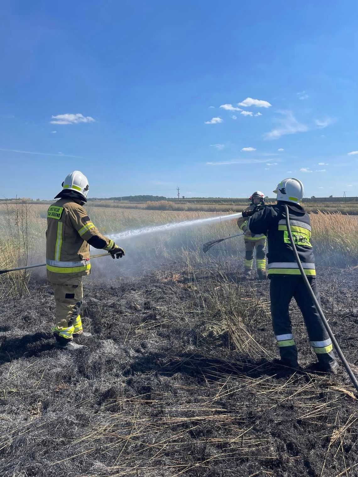 Dwa pożary w powiecie krasnostawskim. Ogień strawił 3 hektary pola i kombajn