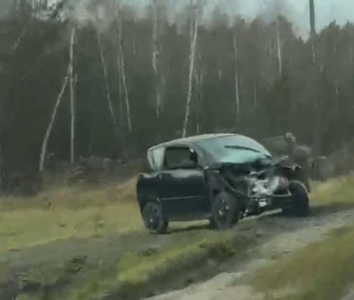 20-latek uderzył w bok ciężarówki. 77-latka wjechała w zaparkowane auto 20-latek uderzył w bok ciężarówki. 77-latka wjechała w zaparkowane auto