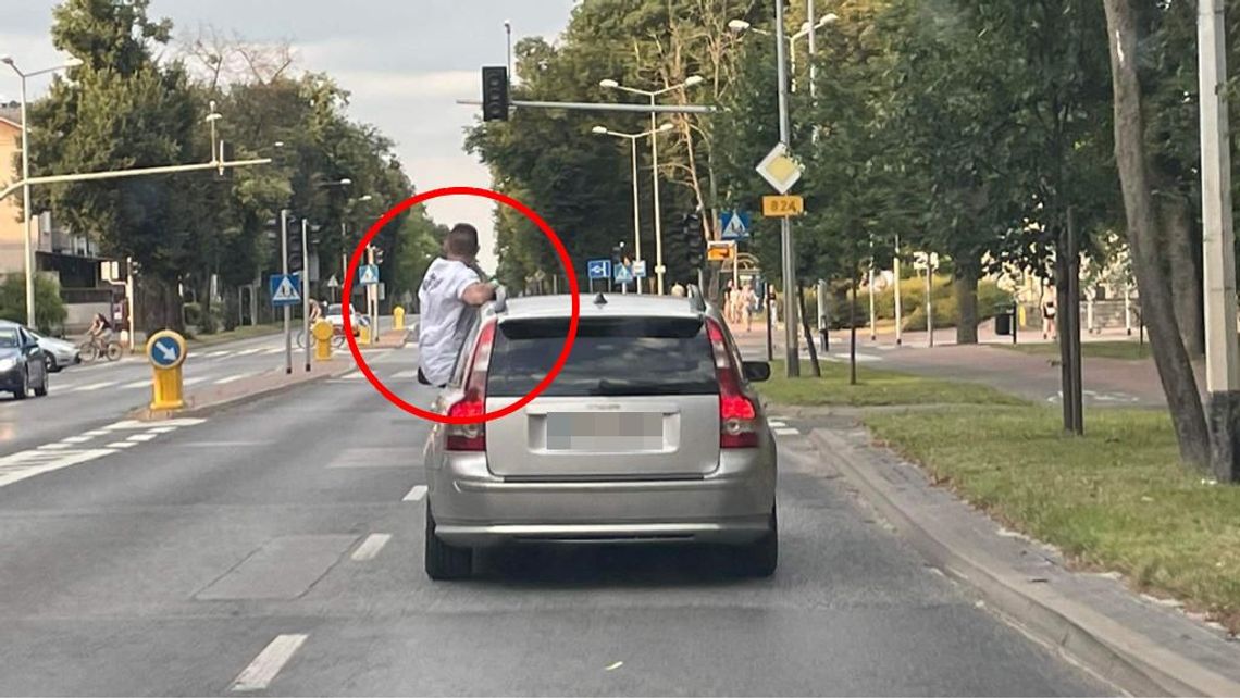 Szok! Stojąc na drzwiach auta z opuszczoną szybą, przejechał całe skrzyżowanie [WIDEO]