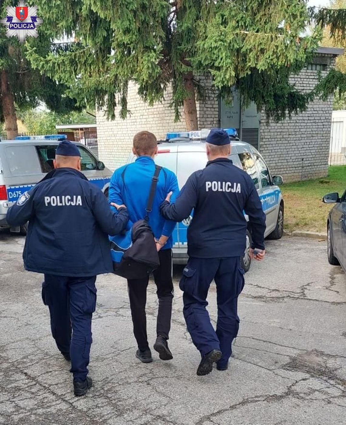 policjanci prowadzą podejrzanego