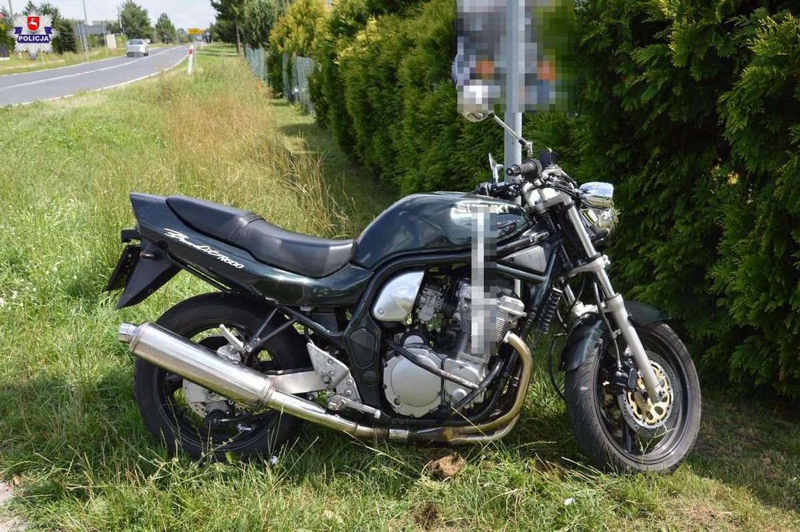 33-latek stracił panowanie nad suzuki. Uderzył motocyklem w znak drogowy