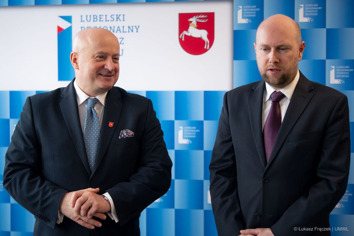 5 lat Lubelskiego Regionalnego Funduszu Rozwoju. Blisko 700 pożyczek na rozwój lokalnego biznesu Marszałek Województwa Lubelskiego Jarosław Stawiarski oraz Prezes Lubelskiego Regionalnego Funduszu Rozwoju Rafał Langiewicz na tle ścianki prasowej LRFR