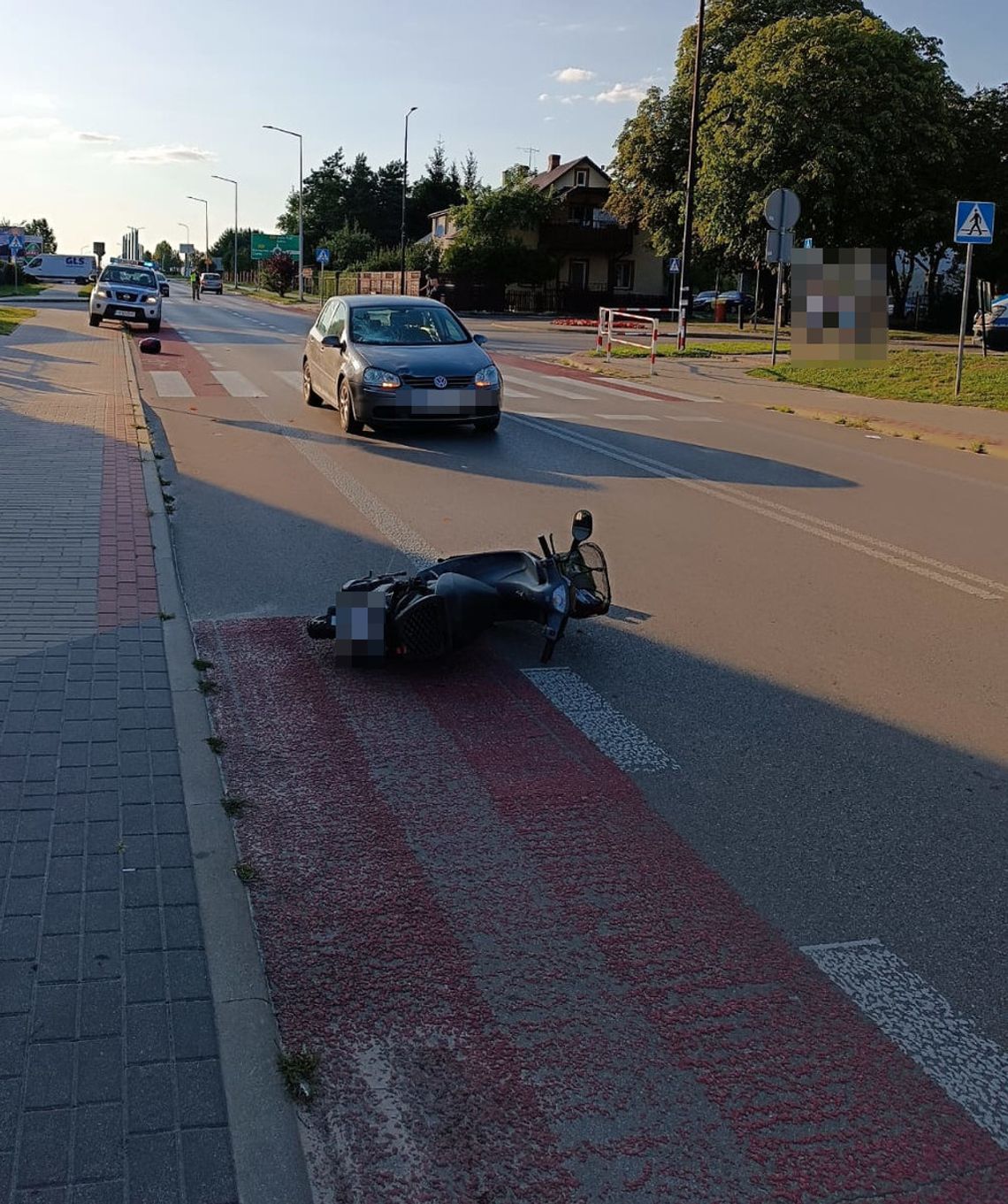 Włodawa. Zderzenie osobówki z motorowerem. Poszkodowany przewieziony do szpitala