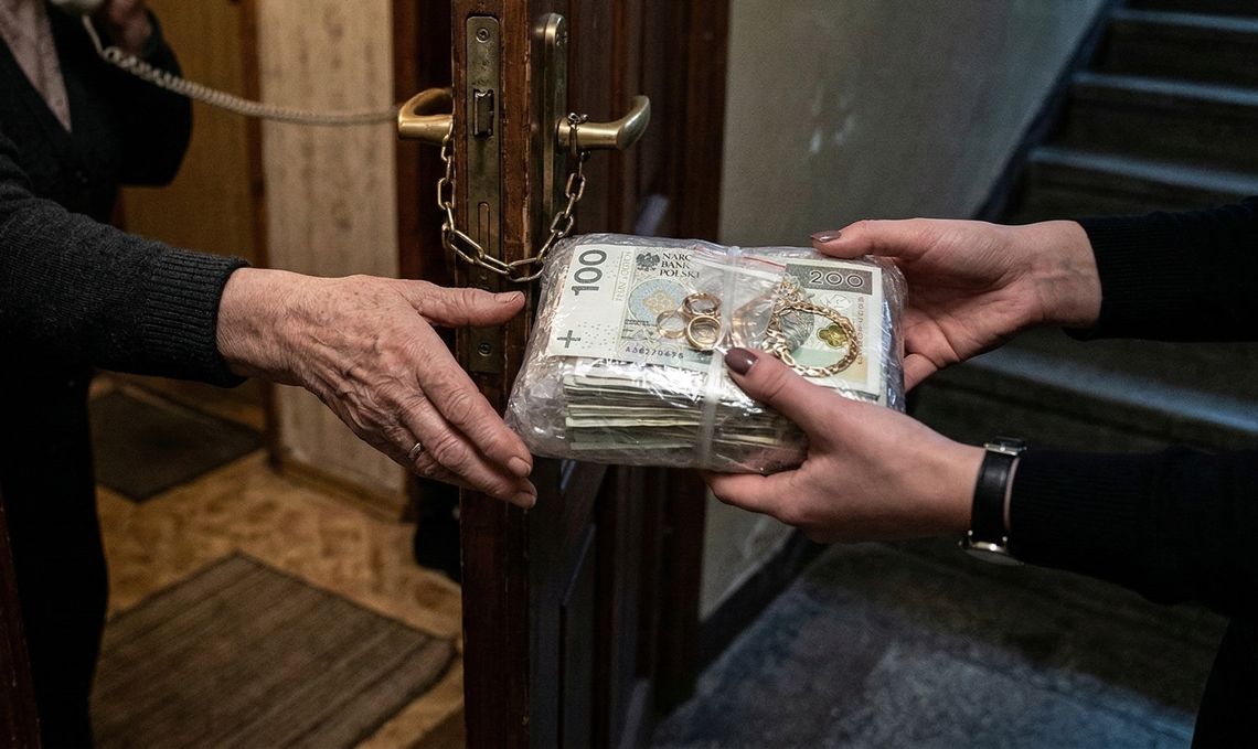 Przekazanie pieniędzy oszustce.