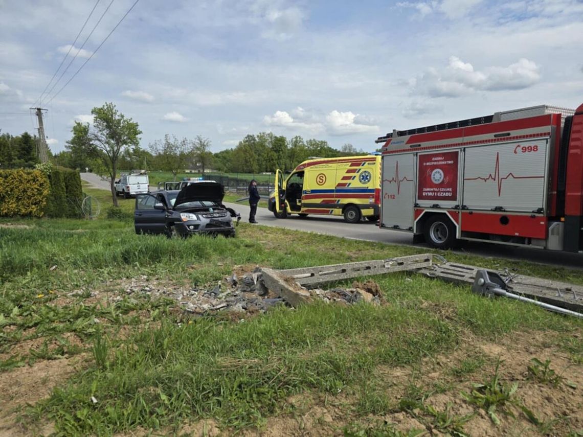 71-latek zasłabł za kierownicą i uderzył w słup energetyczny 71-latek zasłabł za kierownicą i uderzył w słup energetyczny