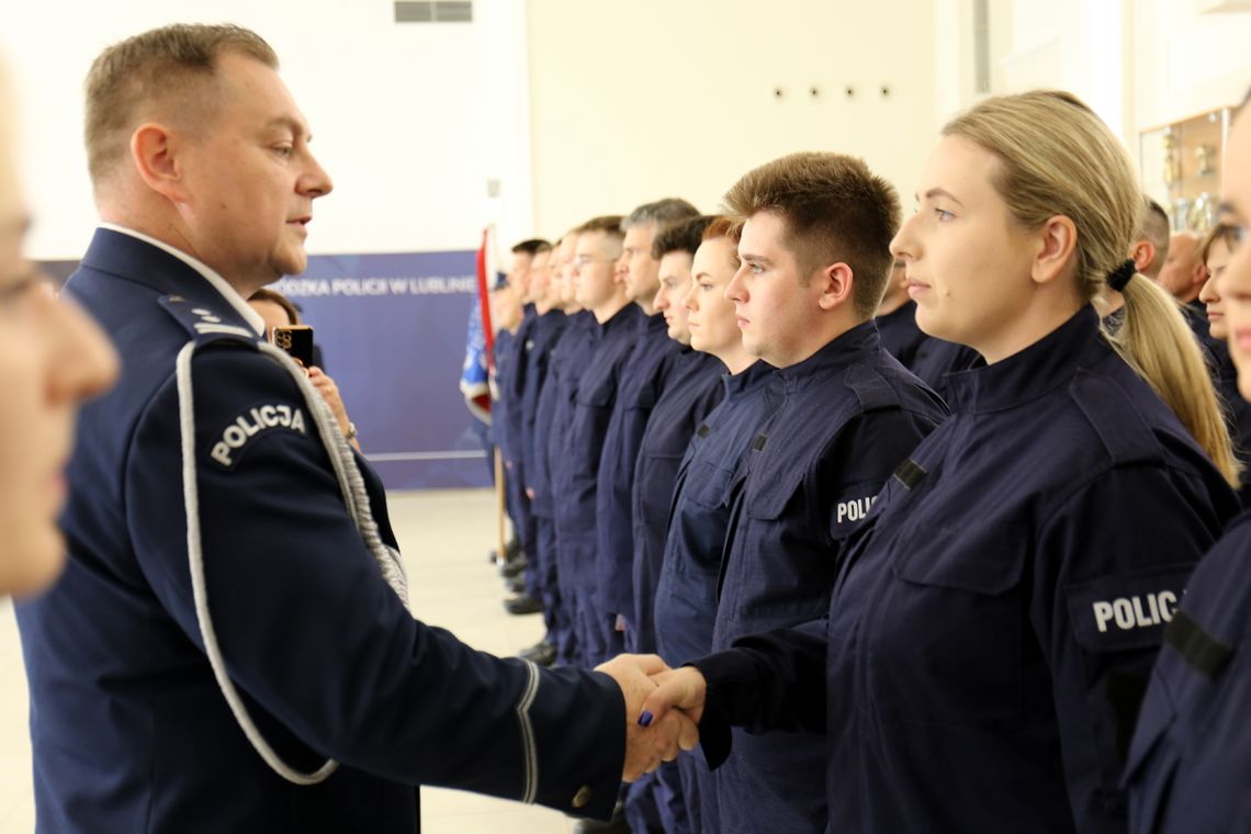 72 nowych policjantów złożyło ślubowanie. 5 trafi do Chełma [GALERIA ZDJĘĆ]