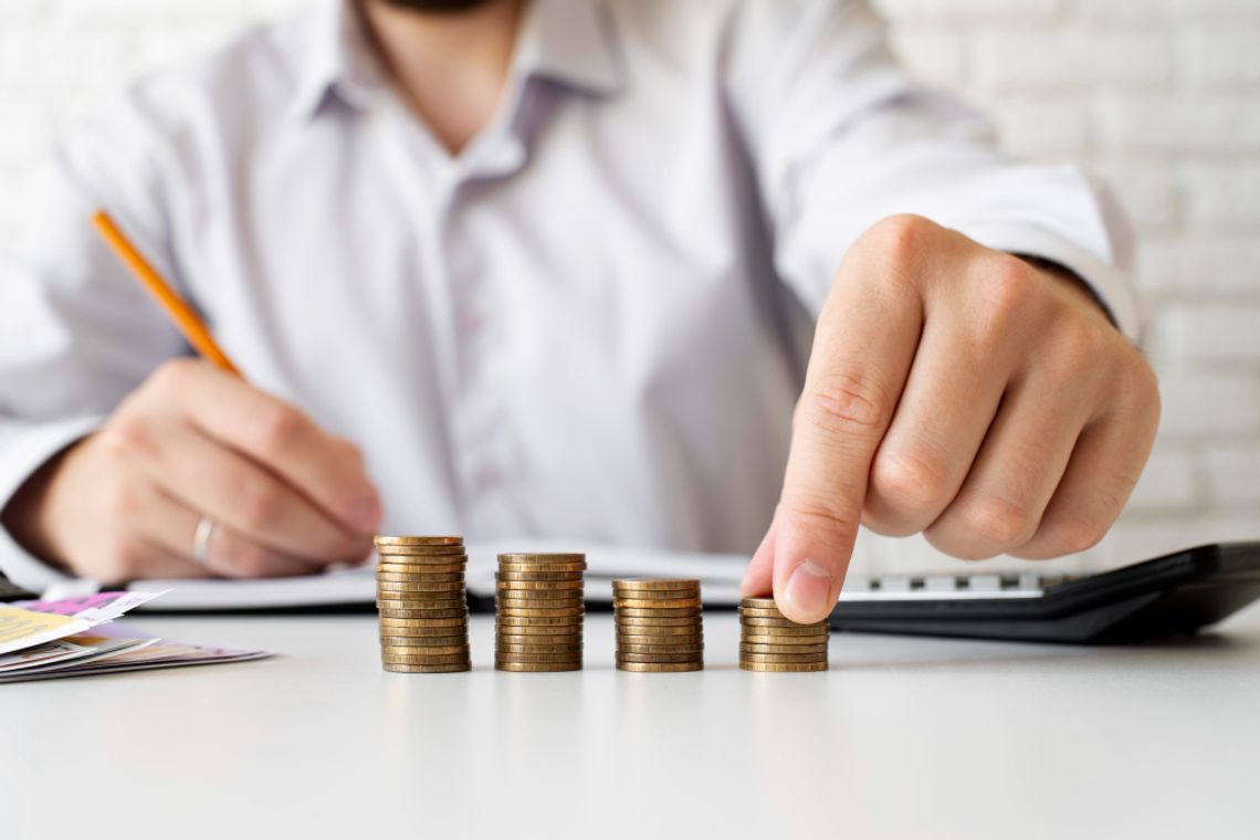 Absolutorium w Rejowcu Fabrycznym. Burzliwa debata na temat finansów i spór o rankingi Podczas XXVII sesji Rady Miasta Rejowiec Fabryczny odbyła się jedna z najważniejszych debat w roku samorządowym - nad raportem z wykonania budżetu za 2025 rok. Mimo ostrej krytyki ze strony części radnych, burmistrz uzyskał absolutorium. Głosowanie zakończyło się w jednoznaczny sposób.