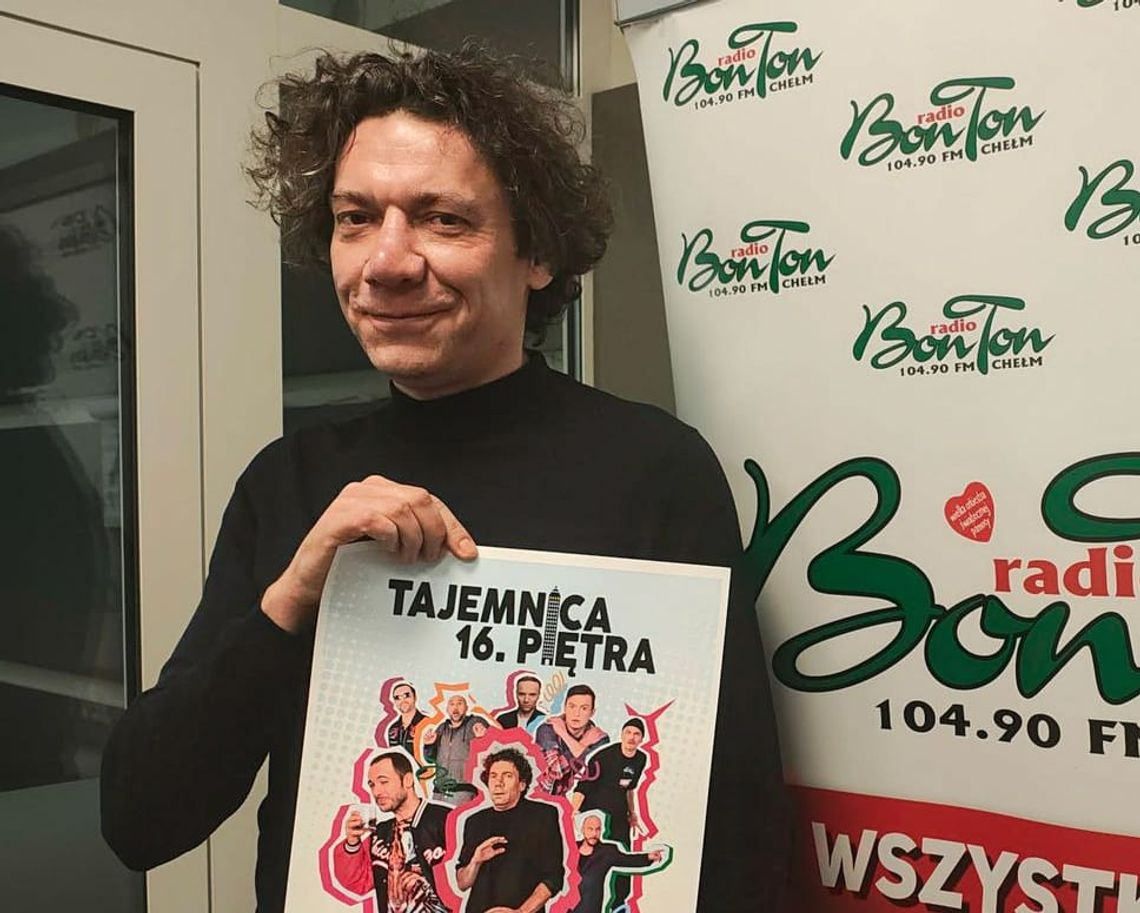 Aktor Dominik Bąk zaprasza do Chełma. „Tajemnica 16 piętra” na scenie ChDK