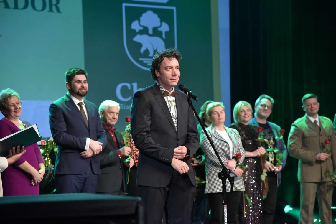 Aktor z Chełma wraca na ekrany i… na scenę w swoim rodzinnym mieście. Dominik Bąk zapowiada marcowy spektakl w Chełmie Dominik Bąk w marcu br otrzymał tytuł Ambasadora Miasta Chełm.