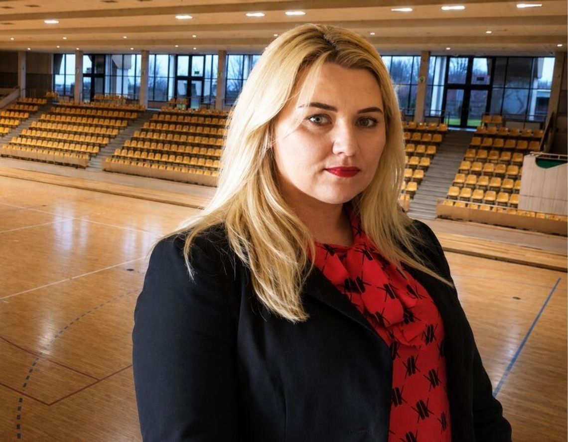 Aleksandra Michalec pokieruje MOSiR-em w Chełmie. Finał kilkumiesięcznych zawirowań Aleksandra Michalec została wybrana na stanowisko dyrektora Miejskiego Ośrodka Sportu i Rekreacji w Chełmie. W tle hala MOSiR.