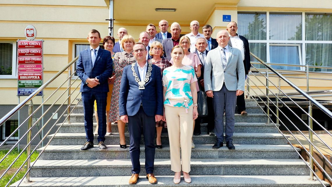Analiza oświadczeń majątkowych radnych gminy Białopole. Jak zmienił się ich majątek? Analiza oświadczeń majątkowych radnych gminy Białopole złożonych w 2025 i 2026 roku, obejmujących stan majątku odpowiednio na koniec 2024 i 2025 roku, pokazuje, że sytuacja finansowa większości samorządowców pozostaje stabilna. W dokumentach widoczne są przede wszystkim inwestycje.