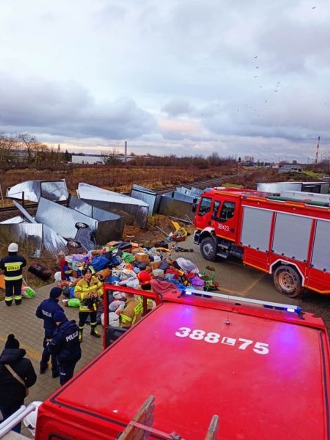 Lubelskie. Wiatr zmiótł 19 garaży, trzeba było wstrzymać ruch pociągów