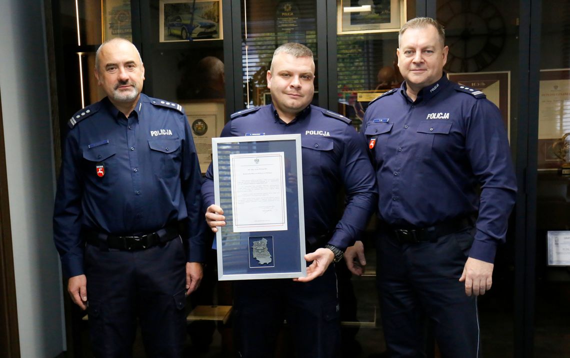 Artur Winiarski z KMP w Chełmie, najlepszy policjant dochodzeniowo-śledczy w kraju, zbiera gratulacje Artur Winiarski z KMP w Chełmie, najlepszy policjant dochodzeniowo-śledczy w kraju, zbiera gratulacje