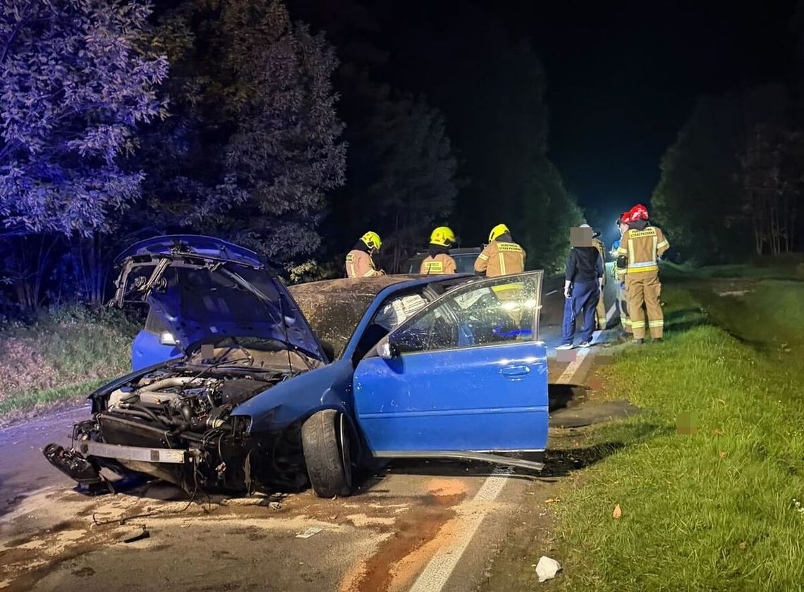 Audi wypadło z drogi i dachowało. Ranny kierowca zabrany śmigłowcem do szpitala w Lublinie Audi wypadło z drogi i dachowało. Ranny kierowca zabrany śmigłowcem do szpitala w Lublinie